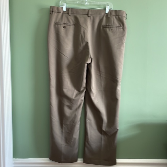 HAGGAR clothing – classic fit – cool 18 – men’s slacks – size 40 x 30 - dark tan - Picture 7 of 8